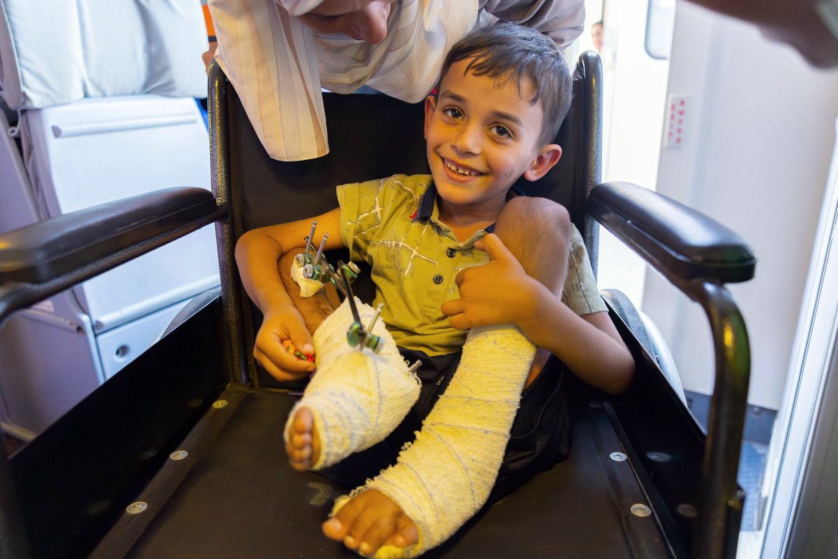 تنفيذاً لتوجيهات رجل الإنسانية الشيخ محمد بن زايد ..

الإمارات 🇦🇪 تنقل 155 من مصابي ومرضى غزة مع ذويهم في إخلاء طبي عاجل.. ليرتفع العدد إلى 2785 مريض ومرافق منذ بداية الأزمة 🙌

مواقف عظيمة تُكتب بحروف من نور.. 
الإمارات ما تترك أهل غزة وحدهم ..