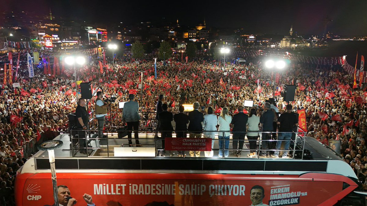 Yine kitapları, türküleri, bayraklarıyla geldiler,
Dalga dalga, aydınlık oldular. ❤️
 
154 gündür meydanlardayız, birbirimizin yüzüne, milletin gözüne bakıyoruz.

Ama millete bu zulmü yapanlar, sokağa çıkamıyorlar.

Onlar varsın savcılarına güvensin, biz millete güveniyoruz!