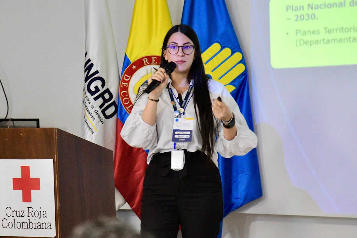 UNGRD's tweet photo. Isabel Arboleda (@ical58), jefe de la Oficina Asesora de Planeación e Información de la UNGRD, presentó la Estrategia Nacional de Respuesta a Emergencias (ENRE) como instrumento clave del Sistema Nacional de Gestión del Riesgo de Desastres.

▶️ Define estrategias territoriales de respuesta.
▶️ Establece protocolos sectoriales de atención.

También socializó los avances normativos del @SNGRDColombia:

▶️ Ley 2474 de 2025: inclusión de los animales en la política nacional de gestión del riesgo.

▶️ Ley 2469 de 2025: incorporación de medidas correctivas, adaptativas y prospectivas para humedales.

▶️ Ley 2476 de 2025: coordinación para el desarrollo de ciudades verdes.