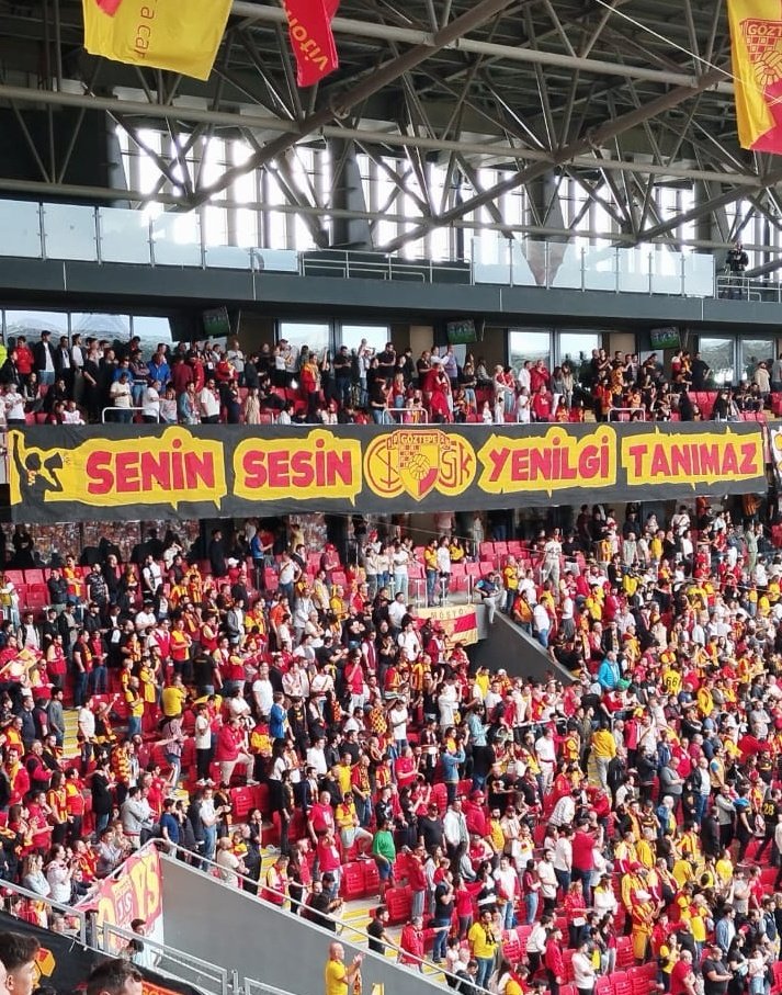 Göztepe 'mizin en sevdiğiniz 3 bestesini alıntılayarak yada mention 'a yorum olarak yazar mısınız ? 
Admin 
1) Mühim olan içimdeki sevdan 
2) Çektiğim Her Duman Seni Anlatır 
3) Sevdim seni harbiden

#Göztepe
#GöztepeBesteleri
#AsırlıkEfsane
#EfsaneGöztepe