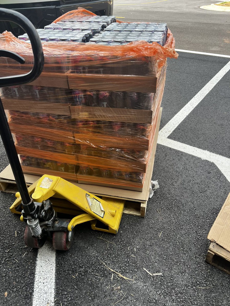 We moving units 📦⚡️ Pallets on pallets NFT Energy in motion. This ain’t just drinks, it’s Web3 fuel. 🚚💨 #NFTEnergy #TapTheCap