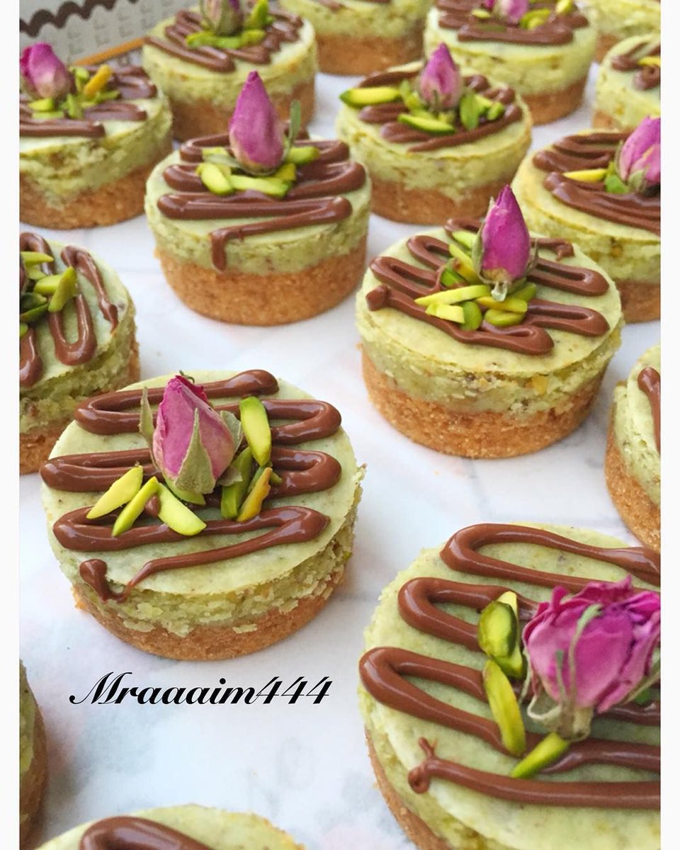 بالله مين يتذكر الحلا هذا
كان منتشر في بدايات محلات الأسر المنتجة عام 2015
كان لذيذ جدا 😋
حجمه ميني وتقريباً هو تشيزكيك بالفستق وفوق طبقة شوكلت 
تكفون اذا تعرفون محل بالرياض يسويه الحين علمونا 🙏🏻