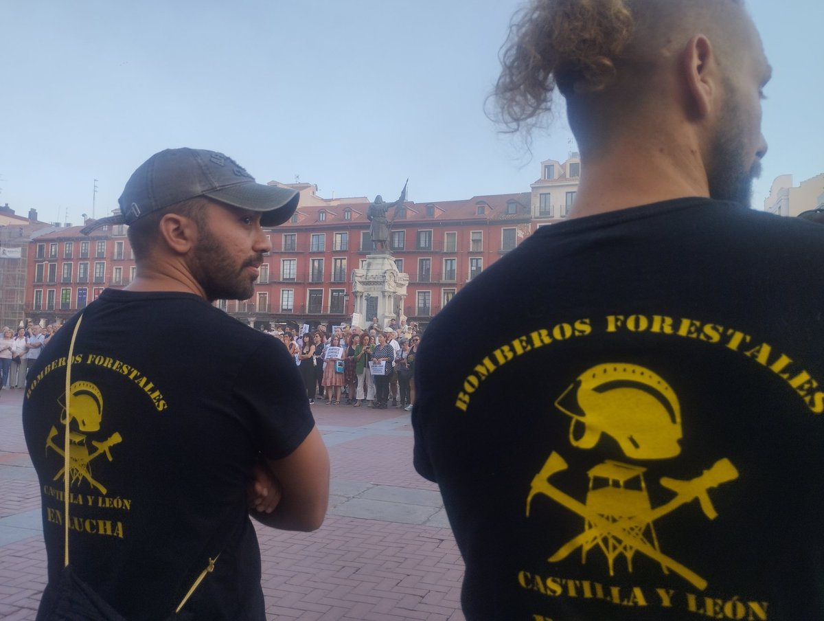 Varias imágenes de la concentración de Valladolid para apoyar a las provincias quemadas estos días y clamar contra la política forestal de la Junta de Castilla y León.