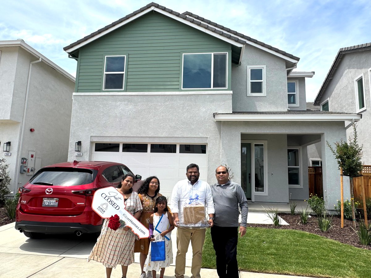🎉 The smiles say it all!

Another happy family, another dream fulfilled. Congratulations on your gorgeous new Kiper Home!

Want to join the Kiper Homes family? Shop for your forever home at one of our three River Islands communities:
kiperhomes.com/new-home-commu…