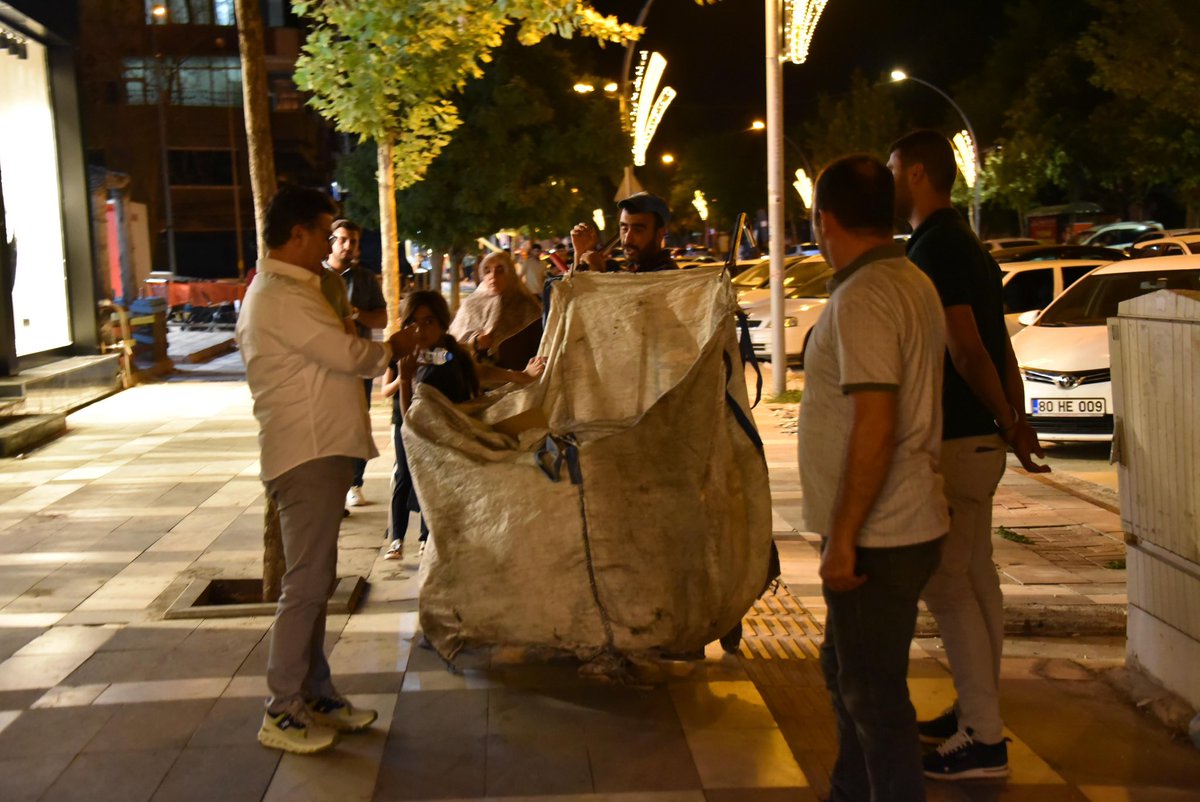 Akşam yürüyüşümüzü gerçekleştirdik. Hemşehrilerimizle hasbihal edip, fikirlerini aldık.

Her adımda, Siverek’imiz için daha güzel yarınlara birlikte yürümeye devam ediyoruz. 

<a href="/RTErdogan/">Recep Tayyip Erdoğan</a> 
<a href="/Akparti/">AK Parti</a> 
<a href="/eyupkadirinan/">Eyyüp Kadir İnan</a> 
<a href="/mustafademir/">Mustafa Demir 🇹🇷</a> 
<a href="/tugbaisikercan/">Tuğba IŞIK ERCAN</a> 
<a href="/abuyukgumus/">Ahmet Büyükgümüş</a> 
<a href="/avyusufibis/">Yusuf İBİŞ</a>