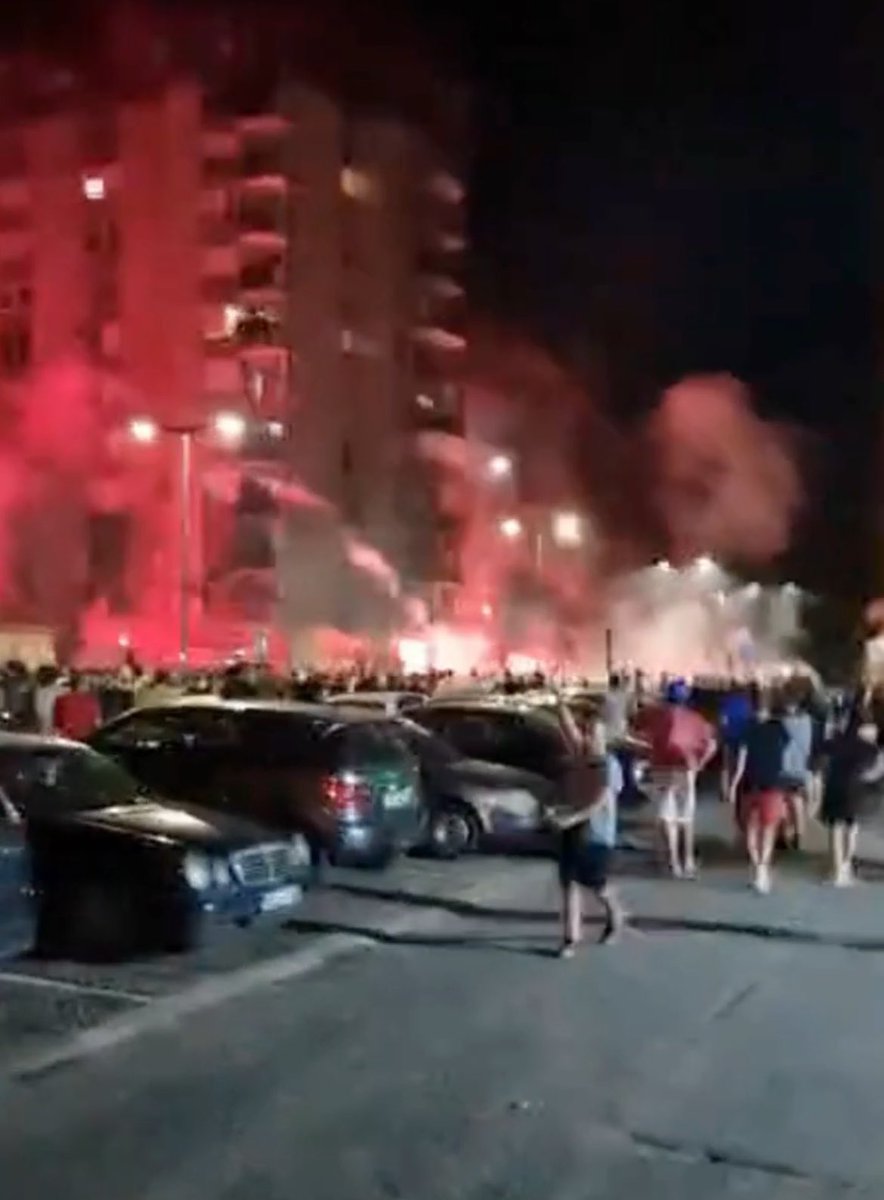 Želim javni red i mir.

#СрбијаПротивБлокада 
#ГрађаниПротивБлокада
#ПротивБлокада