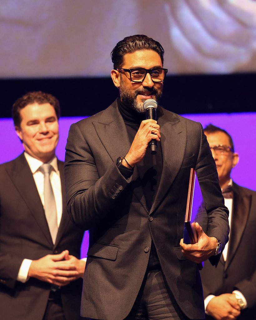 ashokmistry4545's tweet image. Power suit, powerful presence! 👌✨
@juniorbachchan receiving honours at #IFFM2025 is truly a sight to cherish. 💥📸💕
#AbhishekBachchan @SrBachchan Sir