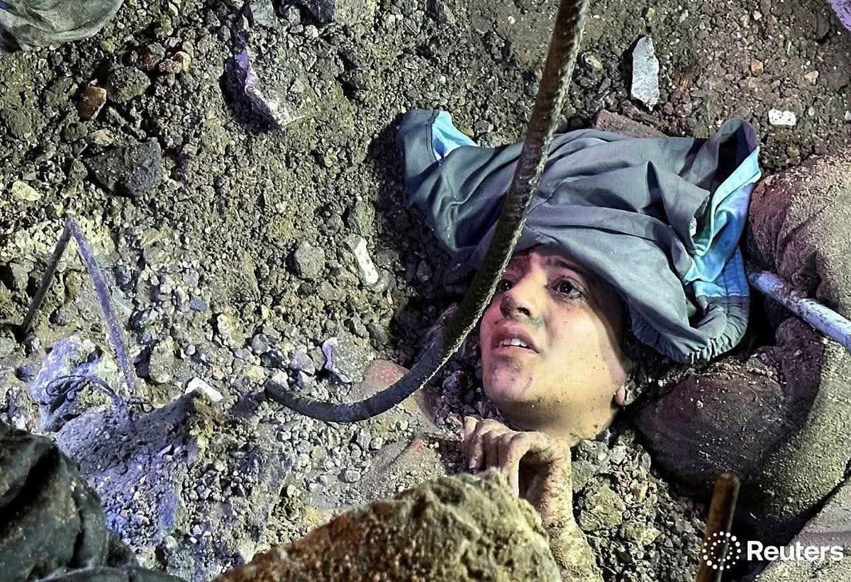 سجى حمد ترقد محاصرة تحت ركام منزل ضرب في غارة إسرائيلية في النصيرات وسط قطاع غزة، 20 أغسطس 2025.