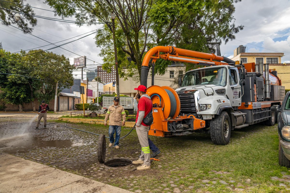 En el OPDM trabajamos todos los días con #CompromisoQueFluye por #Tlalnepantla. 🛠️💦

✅ Realizamos desazolve y limpieza en:
- Av. A.N.D.S.A. Col. Nueva Ixtacala.
- Calle Plutón, Col. Las Rosas.

Estas acciones son clave para prevenir encharcamientos e inundaciones.