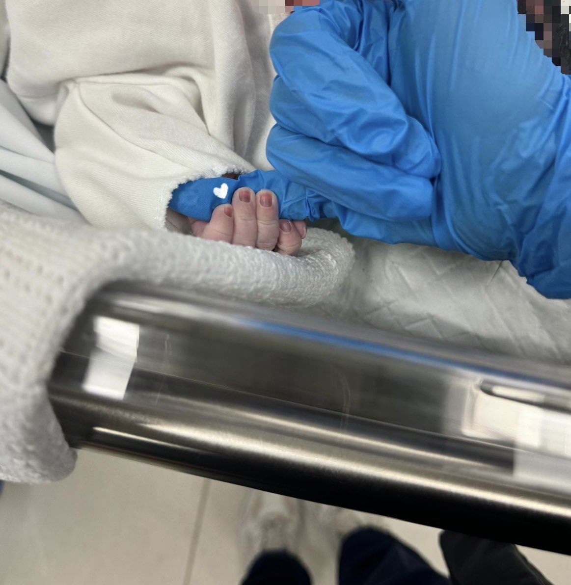 الـneedle sticks injuries اهم مشكلة ممكن تواجهك وانت بتسحب عينة دم أنك تتشك بالابرة اللي سحبت بيها والمشكلة هنا في الامراض اللي بتتنقل عن طريق الدم. 
نسبة انتقال فيروس الكبد HBV تصل لـ30% و فيروس HCV نسبة انتقاله قليله جداً 3%