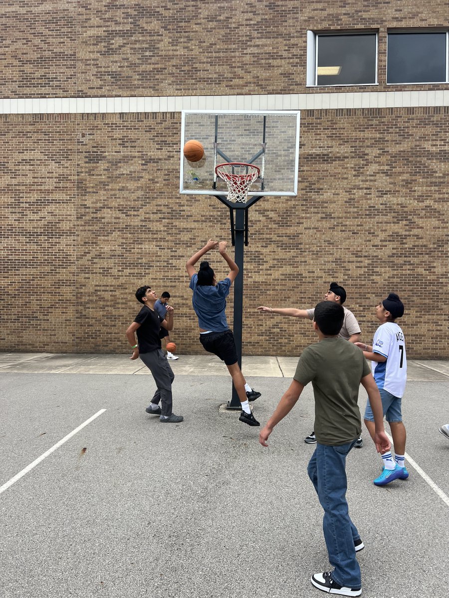 First day vibes 💙🐾
Smiles, games, and a whole lot of Husky Pride. Here’s to an unforgettable 2025–26!