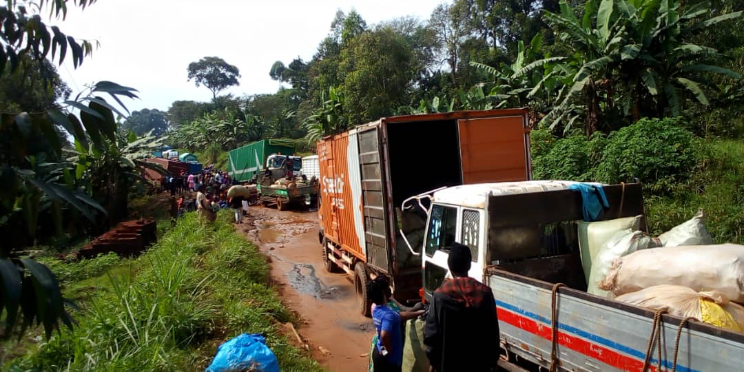 The persistent heavy downpour in Zombo District has severely deteriorated the condition of central government roads, causing truck drivers to wait for weeks at Ayuda Hill in Abanga Sub-County before crossing to or from the DR Congo.
📸 Mike Rwothomio 

#RadioPacisNews