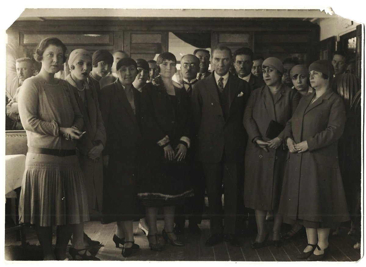 ''Ey kahraman Türk kadını! Sen yerde sürünmeye değil, omuzlar üzerinde göklere yükselmeye layıksın”

- Mustafa Kemal Atatürk