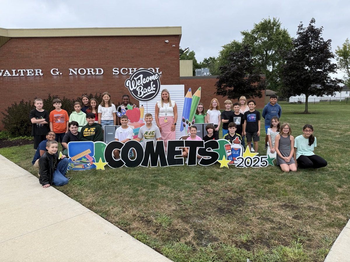 MrsEhrhardt_'s tweet photo. Happy 1st Day from Mrs. Ehrhardt’s homeroom!! It’s going to be a great  year! 💛💚 @nordprincipal https://t.co/l1JKy1VZho