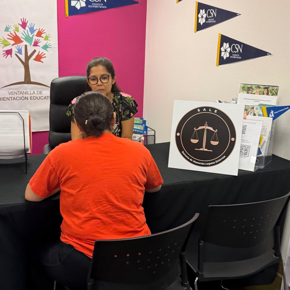 👩🏽‍⚖️👨🏻‍⚖️⚖️ ¡Continúan las asesorías legales gratuitas! #SALE
Esta mañana, los abogados <a href="/DeCastroverdeLG/">De Castroverde Law Group</a> brindaron orientación a la comunidad en temas migratorios.
También participaron La Casa del Inmigrante <a href="/IHFLasVegas/">Immigrant Home Foundation / Casa del Inmigrante</a> y la Policía de North Las Vegas <a href="/NLVPD/">NLVPD</a> 👮, ofreciendo
