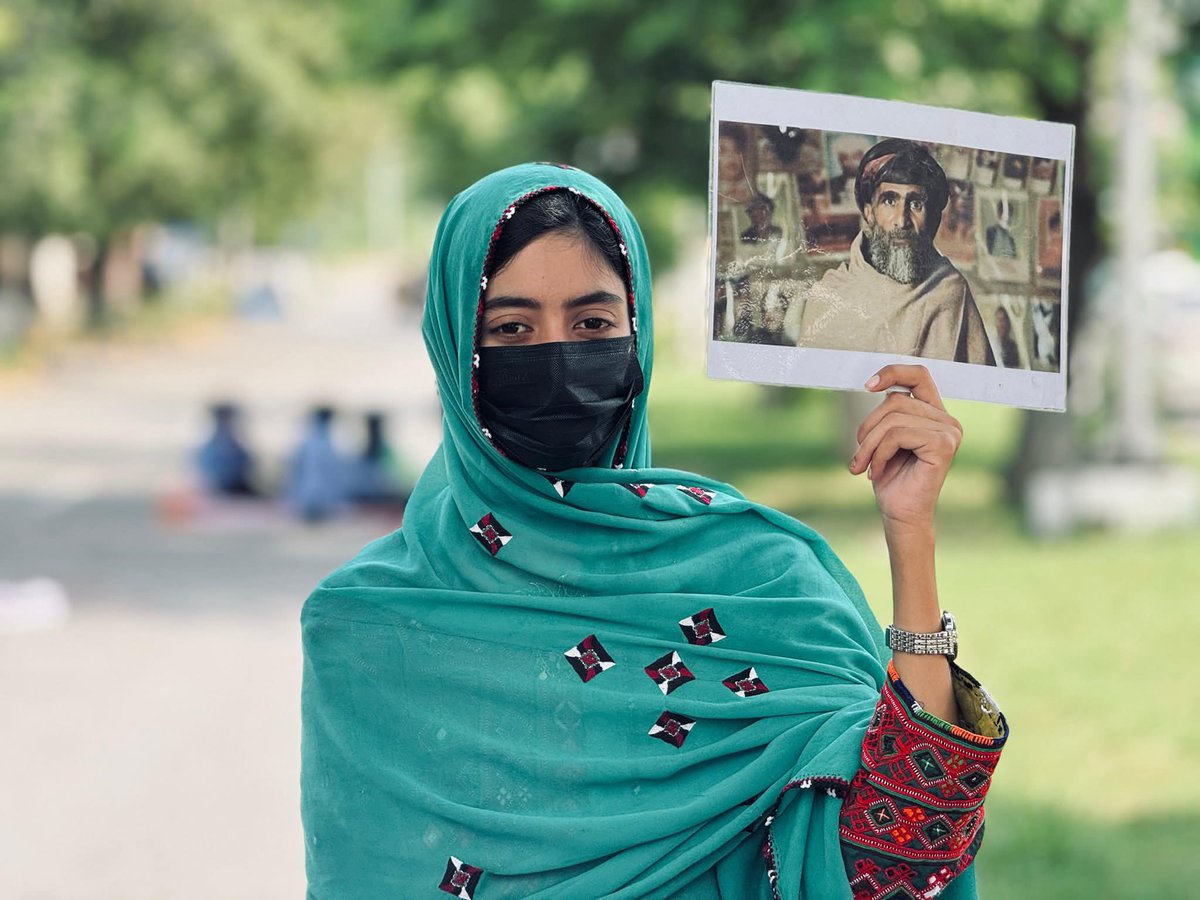 پچھلے 36 دنوں سے بلوچ مائیں اور بہنیں اپنے جبری طور پر لاپتہ افراد کے خلاف اسلام آباد کے سڑکوں پر سراپا احتجاج بیٹھے ہیں 💔 کوئی سننے کو تیار نہیں ، بالآخر کیوں اور کب تک ؟
#ReleaseBYCLeaders
#ReleaseAllMissingPersons