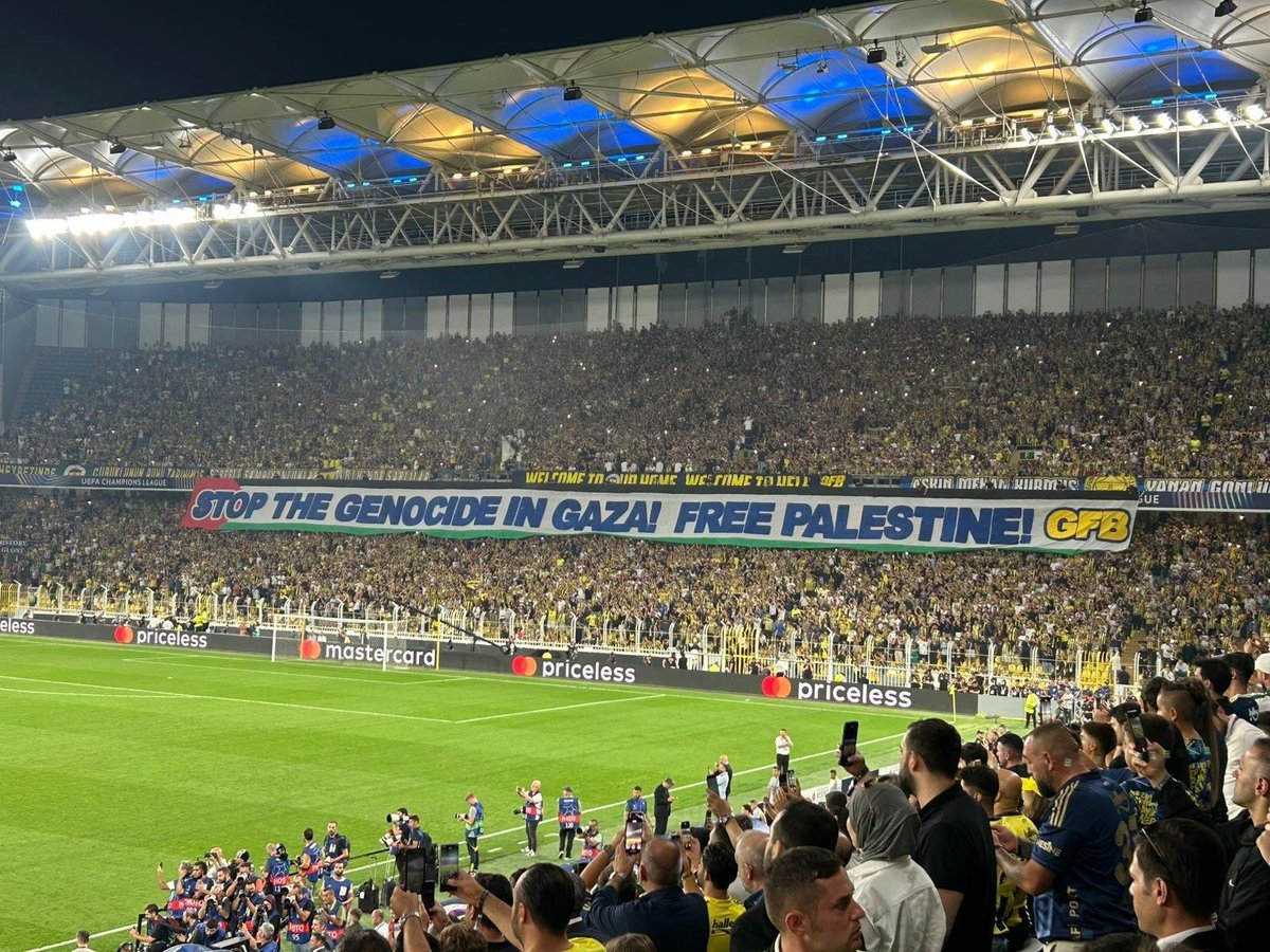 🇵🇸"Gazze'deki soykırımı durdurun! Özgür Filistin!"

📌Fenerbahçe x Benfica | İstanbul