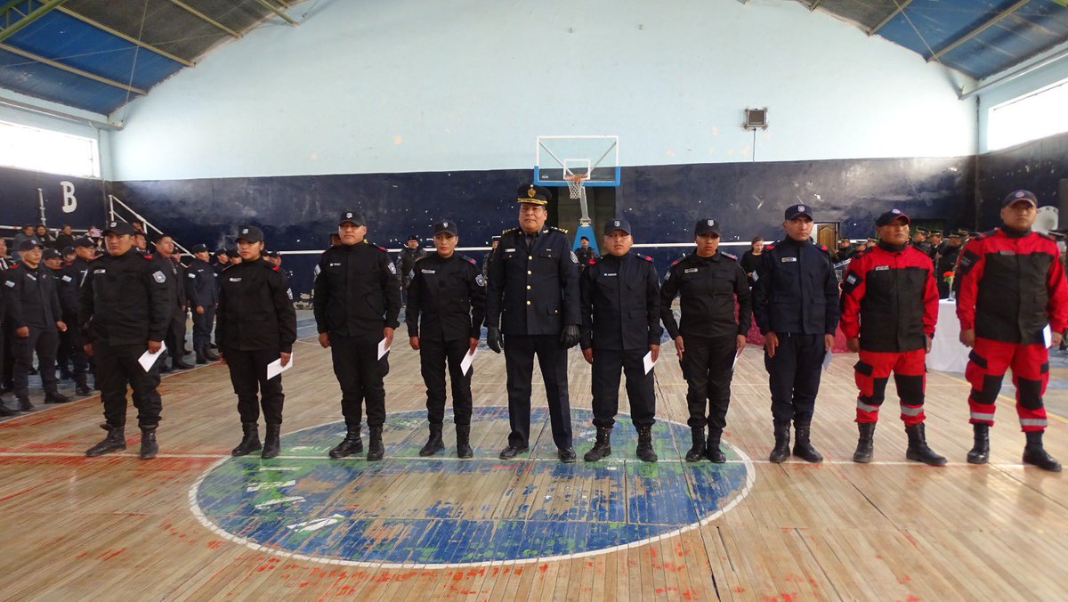 Reconocimiento a la Trayectoria ✨

Hoy acompañamos un emotivo acto donde se reconoció a quienes cumplieron 25 años de servicio en la Policía de Jujuy.
Un momento de profundo valor para destacar la dedicación, el compromiso y la entrega de quienes día a día cuidan de nuestra