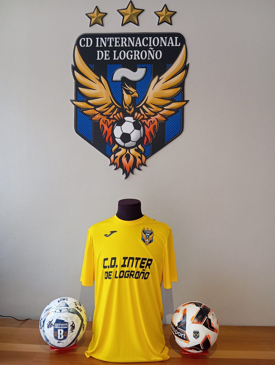 interlogronocd's tweet photo. 🏖🤜🏼🤛🏼 | Ya tenemos un trocito del CF Benidorm en nuestra sede. 

⚽️ | Un balón firmando por nuestros amigos del CF Benidorm. No es solo un obsequio es un símbolo de hermandad y compañerismo entre clubs que comparten valores y afición. https://t.co/ONSlkCUpb9
