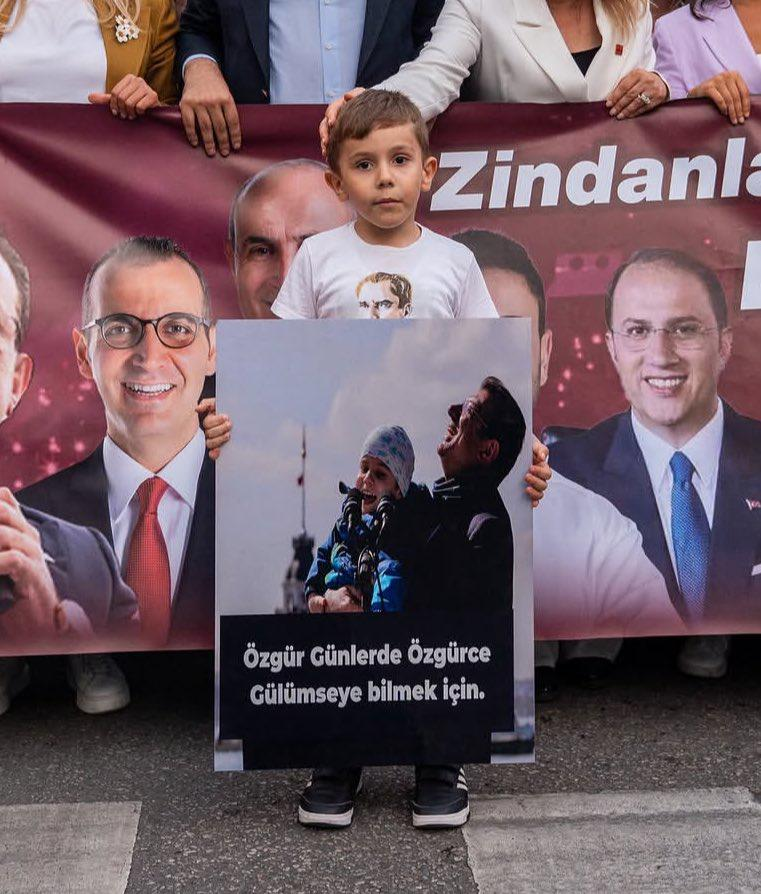 tcbuyuksehIr1's tweet photo. Ekrem İmamoğlu ile yerel seçimlerde beraber kürsüde konuşan Mustafa Kemal büyüdü ve Ekrem İmamoğlu için yürüdü. https://t.co/v8jW0NPyyH