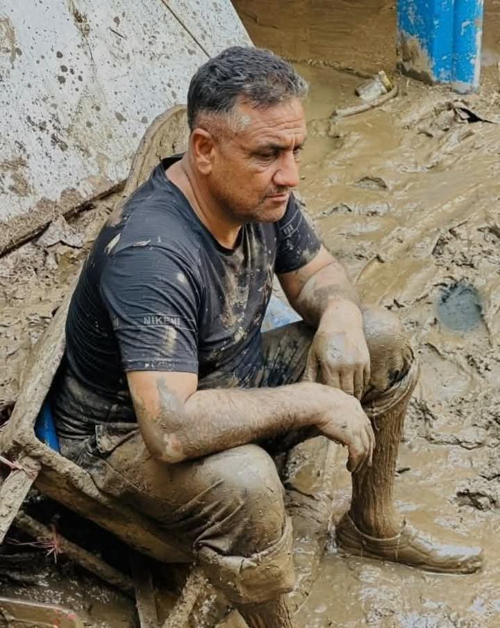 یہ وہی انسان ہے جس نے چند دن ڈوبنے والی فیلمی کو بچانے کی کوشش کی تھی اور آج پھر سوات والوں کے ساتھ کھڑا ہے