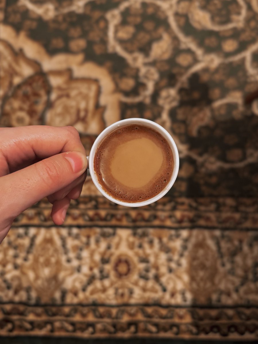 Sjedosmo da popijemo kafu u kući u kojoj više niko ne živi, a još uvijek miriše kao da su tu.
Pristavismo i višak kafe… eto i za njih.