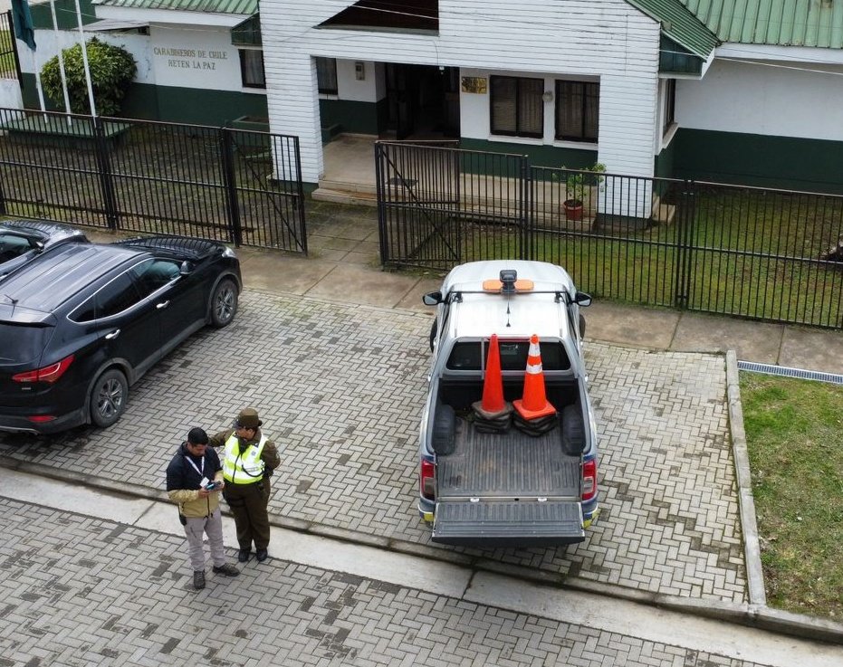 CarabAraucania's tweet photo. #Loncoche: En el marco del convenio OS-14, Carabineros 6ª Comisaría con personal @munideloncoche refuerzan la seguridad en la comuna y en las localidades de #LaPaz y #Huiscapi con drones de vigilancia, entregando además información preventiva para evitar el delito de abigeato. https://t.co/zkLFhdHyqt