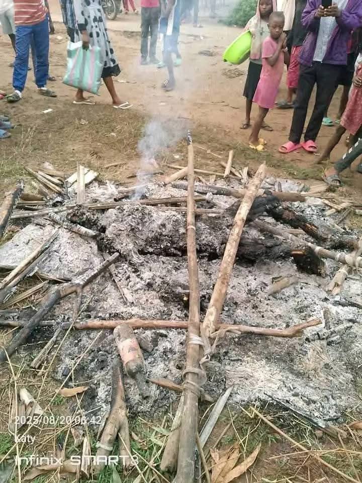 BeniMuwawaM's tweet photo. Kananga: Un homme d'environ 35 ans, soupçonné de vol, a été intercepté par des habitants du quartier Kamulumba, puis brûlé vif sous le regard d'une foule en colère. Une justice expéditive qui relance le débat sur la persistance des violences populaires en Rdc. https://t.co/AfjA2ODlVG