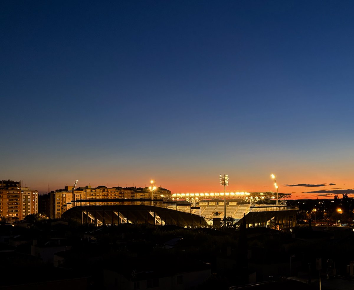 🌅 Hi ha capvespres que pinten el cel de colors, però cap és tan bonic com aquells que ens troben al Camp d’Esports veient jugar el <a href="/LleidaCF/">Lleida CF</a>