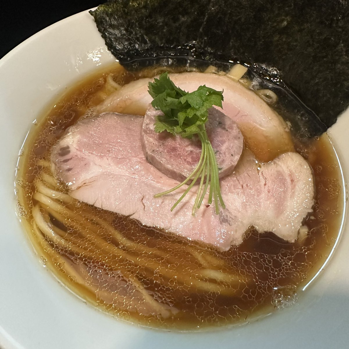 らぁ麺 飛鶏@春日井（8/15）

地鶏の生揚げ醤油そば？

ツルッツルモチモチッとコシある平打ち麺は啜り心地＆喉越し最高🍜

鶏などの芳醇な旨味を軸に煮干が寄り添う醤油スープめちゃ旨🐟
鯖の香り良く、スープの厚みも凄い🐔

香り高いバラロール、ハーブ効いた爽やか鶏パテ🫶🏻

最高に美味しかった🥹