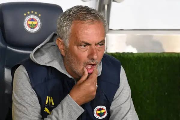 José Mourinho, Fenerbahçe için hiç hükmünde bir teknik adam olduğunu Benfica maçında ortaya koydu. Vaktiyle başarılı neticeler almış olabilir ama maçı izleyen bir çocuğun bile 30. dakikada Benfica’nın maça beraberlik için çıktığını göremeyecek kadar da yitik bir teknik adamdır…