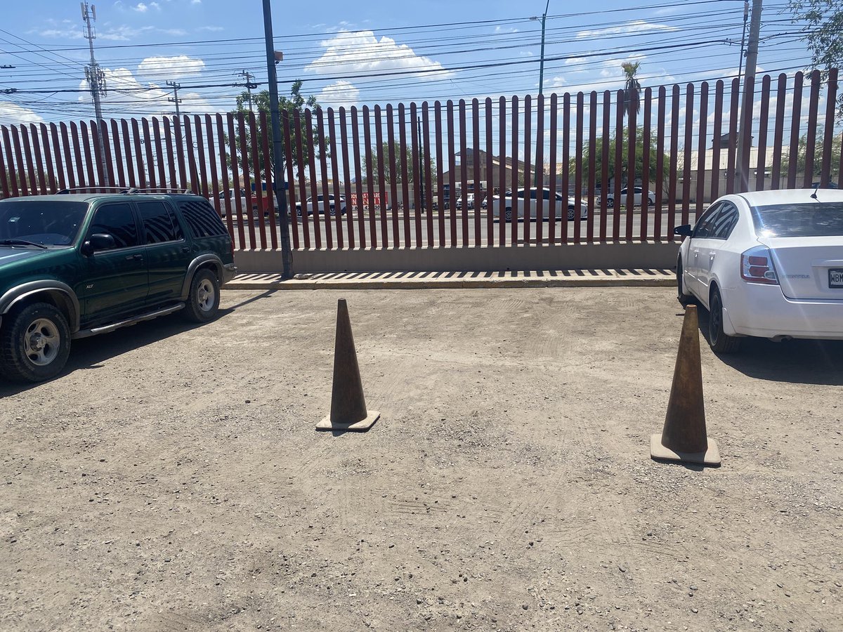 joangarza's tweet photo. Ojo @fgjesonora un Guardia de estacionamiento está apartando o comercializando estacionamiento en las oficinas de la @Amicsonora en HMO mientras se echa su cigarrito. Sugiero reforzar la atención a usuarios y el criterio ya sean proveedores de seguridad o personal interno. https://t.co/F4sTtPPB7K