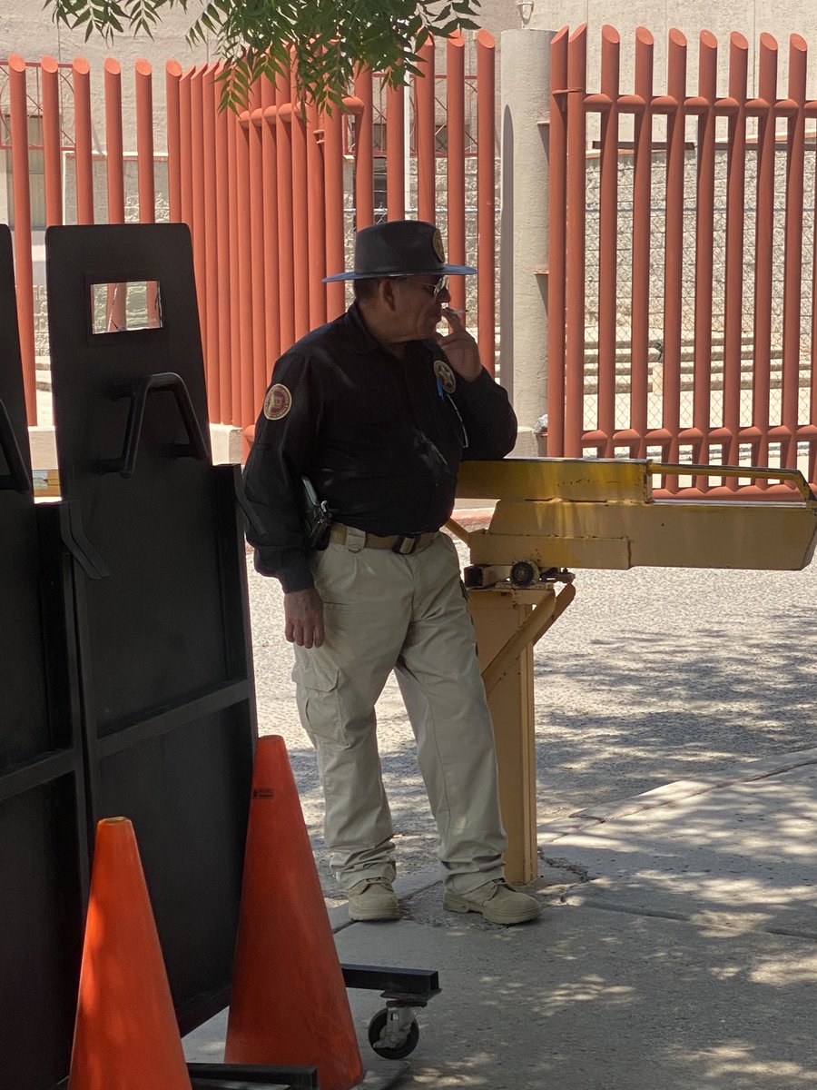 joangarza's tweet photo. Ojo @fgjesonora un Guardia de estacionamiento está apartando o comercializando estacionamiento en las oficinas de la @Amicsonora en HMO mientras se echa su cigarrito. Sugiero reforzar la atención a usuarios y el criterio ya sean proveedores de seguridad o personal interno. https://t.co/F4sTtPPB7K