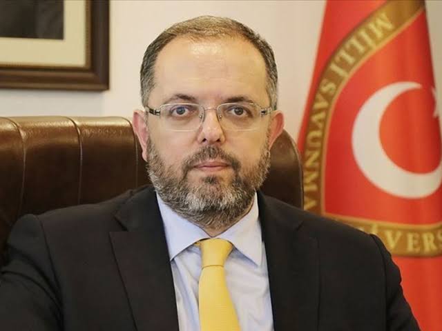 İki tane beyinsiz sığırın itibar suikastı yapmaya çalışmasına karşılık Türk milleti kendine yakışır bir refleks ile hocasına zırh oldu. 

Erhan Afyoncu'yu vatansız çakallara yem etmeyen Oğuz nesline selam olsun.