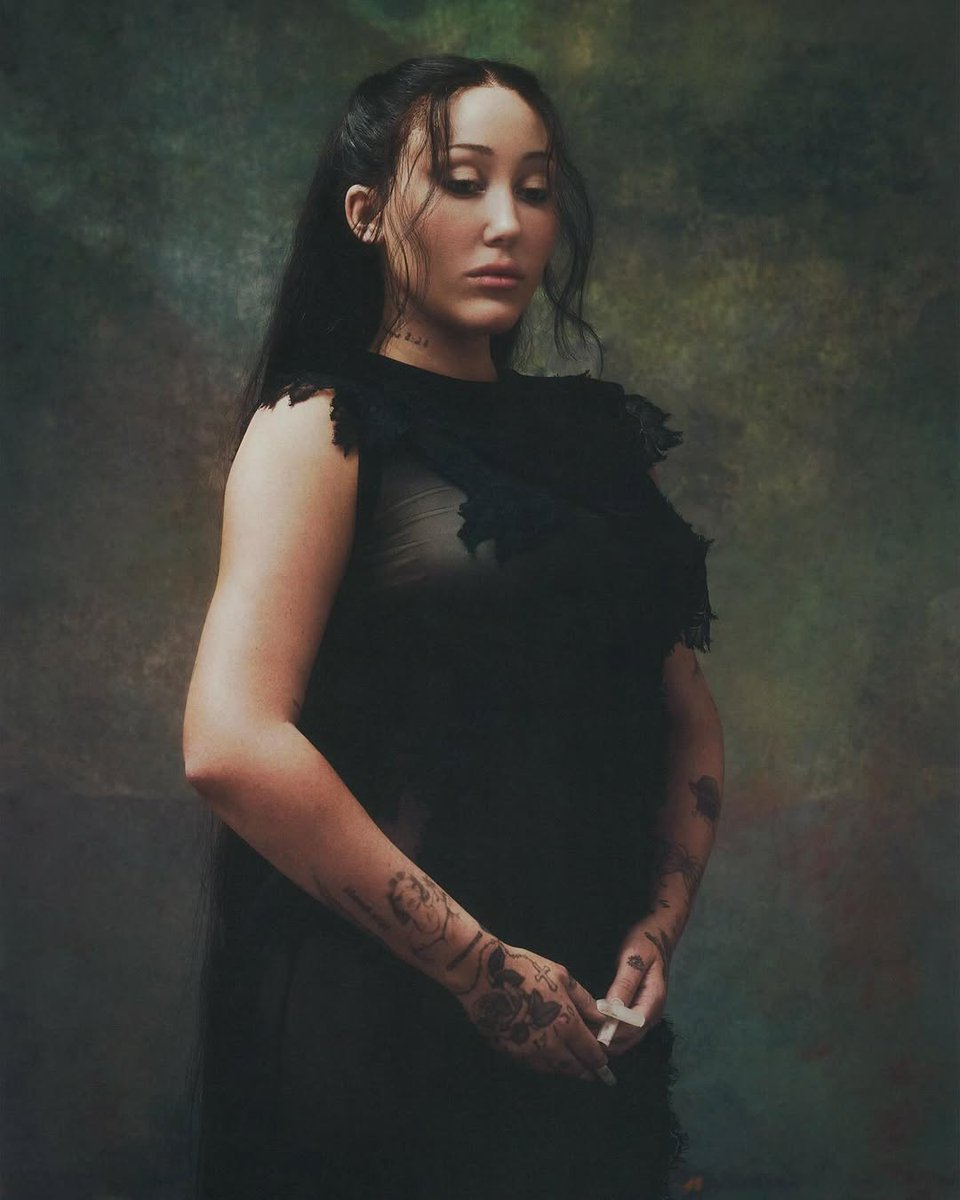 noahcervo's tweet photo. Ela poderia viver apenas da sombra de um sobrenome famoso. Mas escolheu construir sua própria identidade, com canções cheias de emoção e autenticidade. Conheça um pouco da carreira de Noah Cyrus, uma artista que merece sua atenção.🧵🤍[THREAD] https://t.co/9HxPqrpPq3