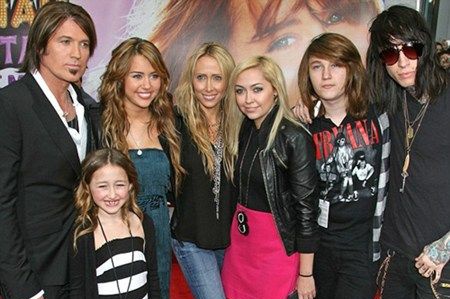 noahcervo's tweet photo. Ela poderia viver apenas da sombra de um sobrenome famoso. Mas escolheu construir sua própria identidade, com canções cheias de emoção e autenticidade. Conheça um pouco da carreira de Noah Cyrus, uma artista que merece sua atenção.🧵🤍[THREAD] https://t.co/9HxPqrpPq3
