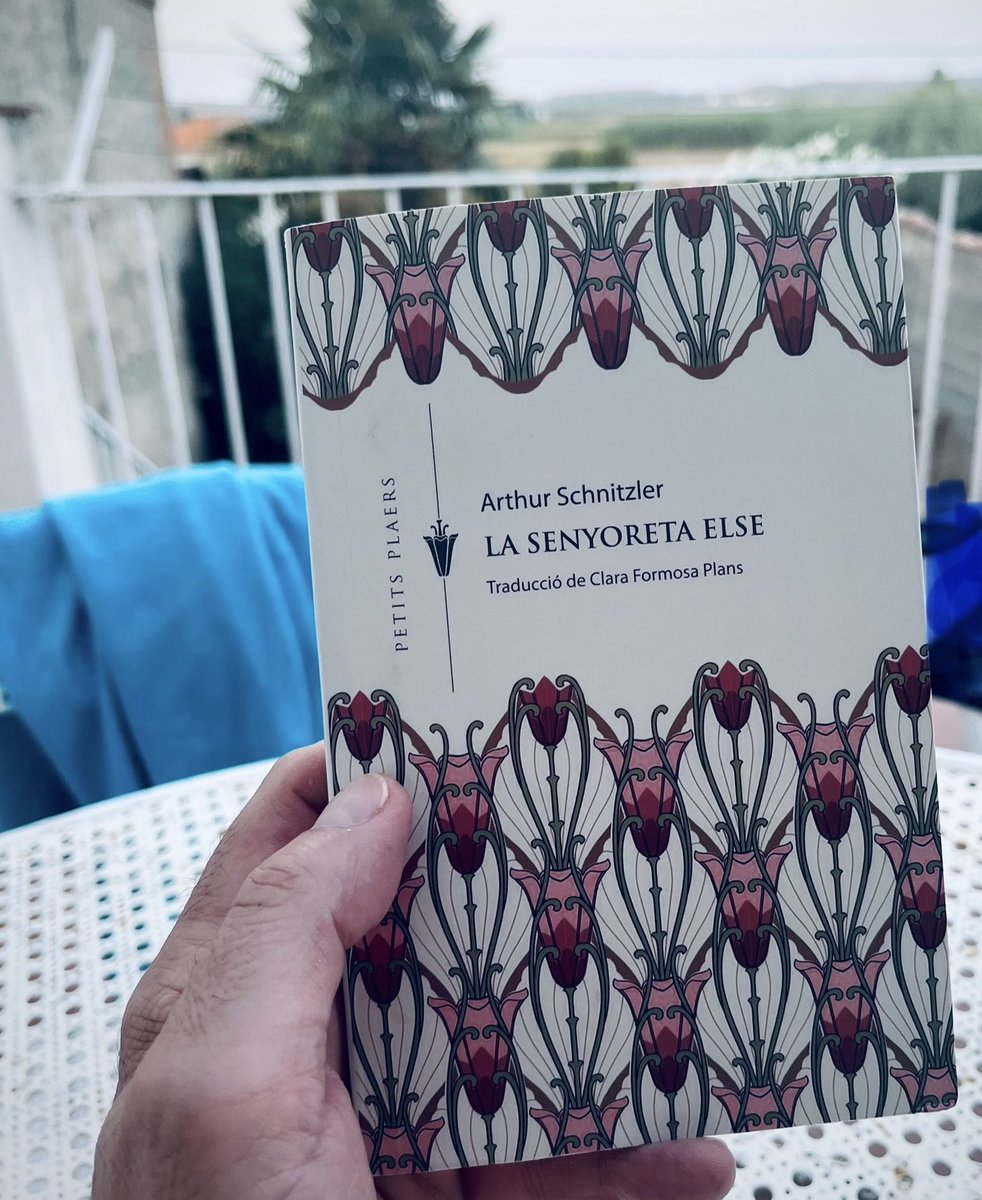 Xavier Antich (@xavierantich) on Twitter photo Un altre imprescindible dels Petits Plaers de <a href="/Viena_Edicions/">Viena Edicions</a>, obreta mestra d’Arthur Schnitzler. Un glop de lucidesa amarga i tanmateix irònica. Viatge al moment en què la crisi de valors està a punt d’anihilar tot un món. Publicada el 1924, amb la remor de fons de l’abisme. Un altre imprescindible dels Petits Plaers de <a href="/Viena_Edicions/">Viena Edicions</a>, obreta mestra d’Arthur Schnitzler. Un glop de lucidesa amarga i tanmateix irònica. Viatge al moment en què la crisi de valors està a punt d’anihilar tot un món. Publicada el 1924, amb la remor de fons de l’abisme.