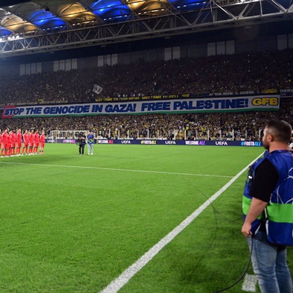 Fenerbahçe stands:

"Stop the genocide in Gaza! Free Palestine!"

#UCL #FBvSLB #FSKSLB #Fenerbahce #Benfica