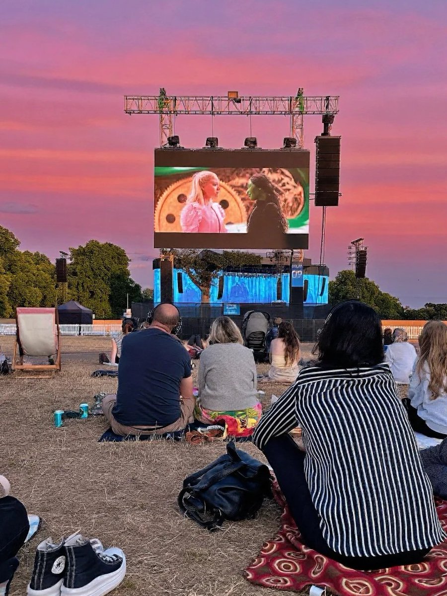 Bexe2142's tweet image. An evening in the city’s hustle 🌆🚶‍♂️✨ lights flicker, footsteps race, yet peace hides within the chaos and moving crowd 🌃💫