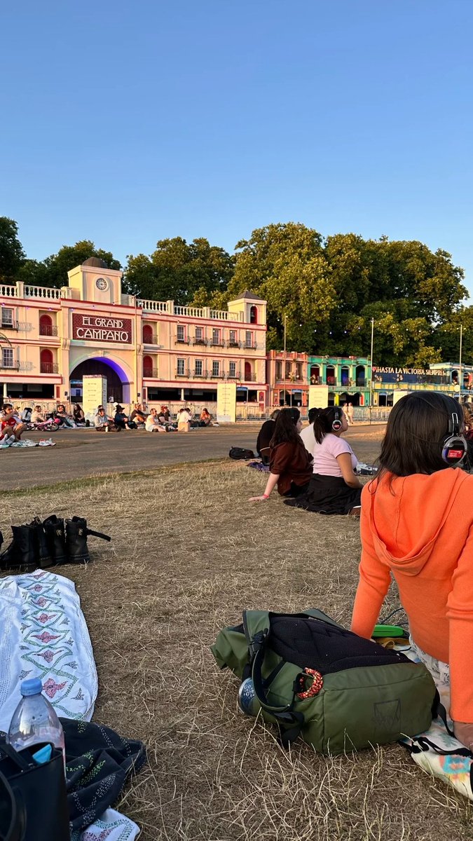 Bexe2142's tweet image. An evening in the city’s hustle 🌆🚶‍♂️✨ lights flicker, footsteps race, yet peace hides within the chaos and moving crowd 🌃💫