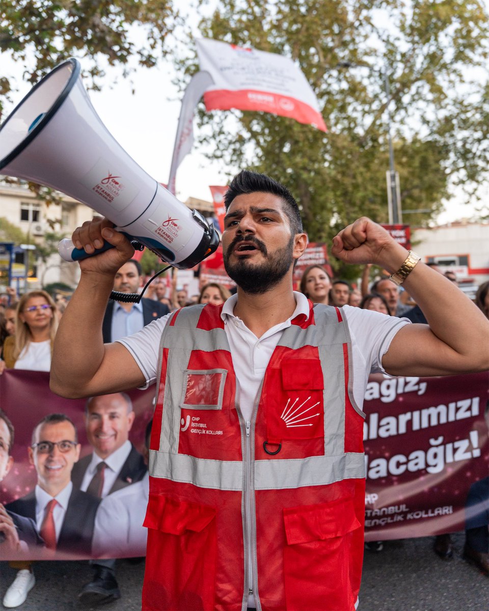 Bu kentin her meydanda umudu büyüten, adaleti haykıran gençliği var.

Tutuklu Cumhurbaşkanı adayımız Ekrem İmamoğlu ve tüm belediye başkanlarımıza özgürlük için, gençlik kortejimizle Üsküdar eylemimize yürüdük.

Genel Başkanımız Özgür Özel’in öncülüğünde meydanları doldurmaya,