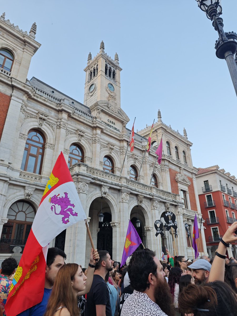 Accion_CyL's tweet photo. 🔥 Miles de personas en Valladolid protestando por la política medio ambiental de la Junta de Castilla y León y devastadores incendios sufridos.

Banderas bercianas, zamoranas y leonesas en solidaridad con los afectados 👏

¡Ese es el camino!
¡QUIÑONES DIMISIÓN! https://t.co/nJgSPLx9An