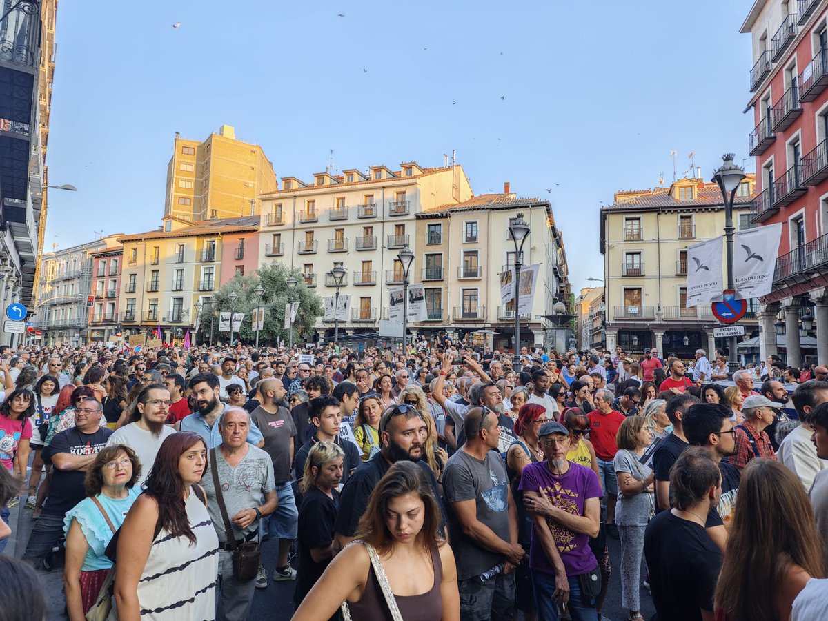 🔥 Miles de personas en Valladolid protestando por la política medio ambiental de la Junta de Castilla y León y devastadores incendios sufridos.

Banderas bercianas, zamoranas y leonesas en solidaridad con los afectados 👏

¡Ese es el camino!
¡QUIÑONES DIMISIÓN!