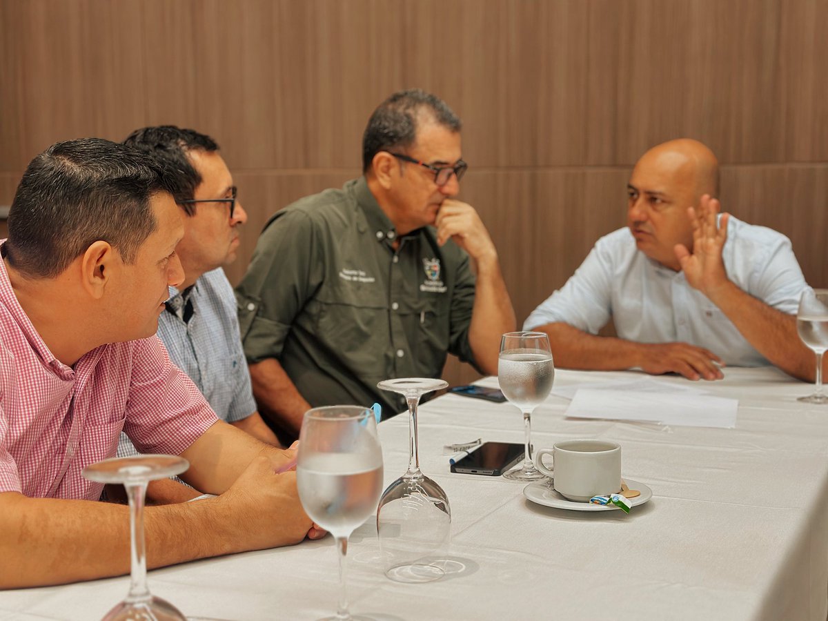 GobMeta's tweet photo. 🌱 Acompañamos, desde la Secretaría de Agricultura del Meta, a la Red de Alcaldes del Ariari y a la ONG Rare en programas de agricultura y ganadería que capacitan a nuestros agricultores del Ariari en prácticas sostenibles. 💪🇨🇴 https://t.co/NOTU8rkql1