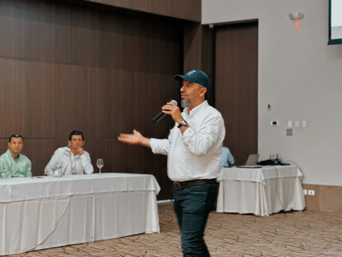 GobMeta's tweet photo. 🌱 Acompañamos, desde la Secretaría de Agricultura del Meta, a la Red de Alcaldes del Ariari y a la ONG Rare en programas de agricultura y ganadería que capacitan a nuestros agricultores del Ariari en prácticas sostenibles. 💪🇨🇴 https://t.co/NOTU8rkql1