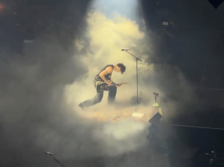 ShawnUpdatesSA's tweet photo. 📸| Shawn Mendes presentándose en Ámsterdam #OnTheRoadAgainAmsterdam https://t.co/Q0oot185rz