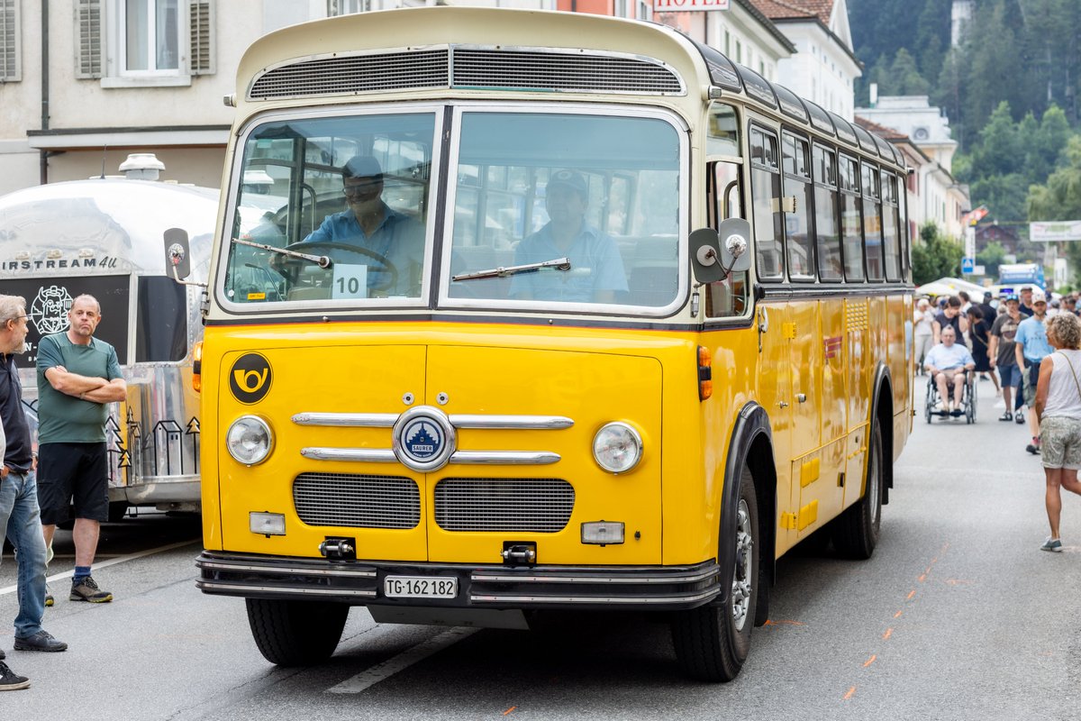 RemiCrameri's tweet photo. Auch einige schöne historische Busse waren vertreten, am Fest wurden auch Postauto-Rundfahrten in die #Viamala-Schlucht angeboten! 🧵-> https://t.co/zZXJ6sUXEV
