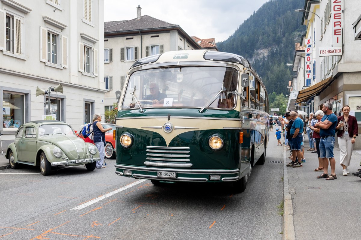 RemiCrameri's tweet photo. Auch einige schöne historische Busse waren vertreten, am Fest wurden auch Postauto-Rundfahrten in die #Viamala-Schlucht angeboten! 🧵-> https://t.co/zZXJ6sUXEV