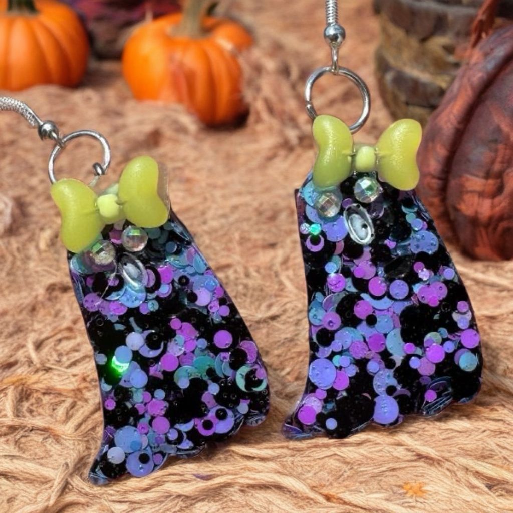 Poxy_Roses's tweet image. 🌌👻 Sparkle meets spooky!
Glitter-packed ghost earrings with neon green bows 💚 Mischief &amp;amp; magic in every swirl.
✨ Available now: PoxyRose.com
#SpookyCute #GlitterGang