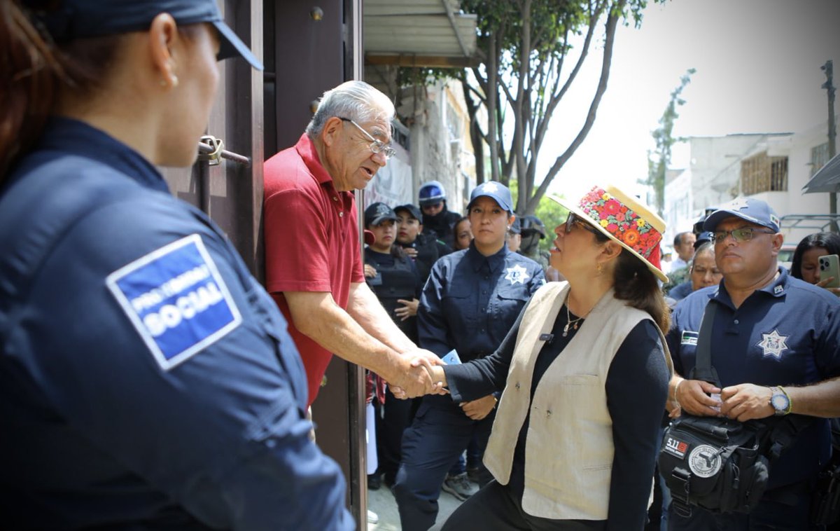 ✅ Continuamos el día visitando casa por casa a los vecinos de la calle Amatepec en Almarcigo. Estamos presentando a las y los elementos de nuestra Policía de Proximidad Social asignados a su cuadrante y sector. Tenemos el compromiso de devolverle la paz a #Ecatepec y lo vamos a